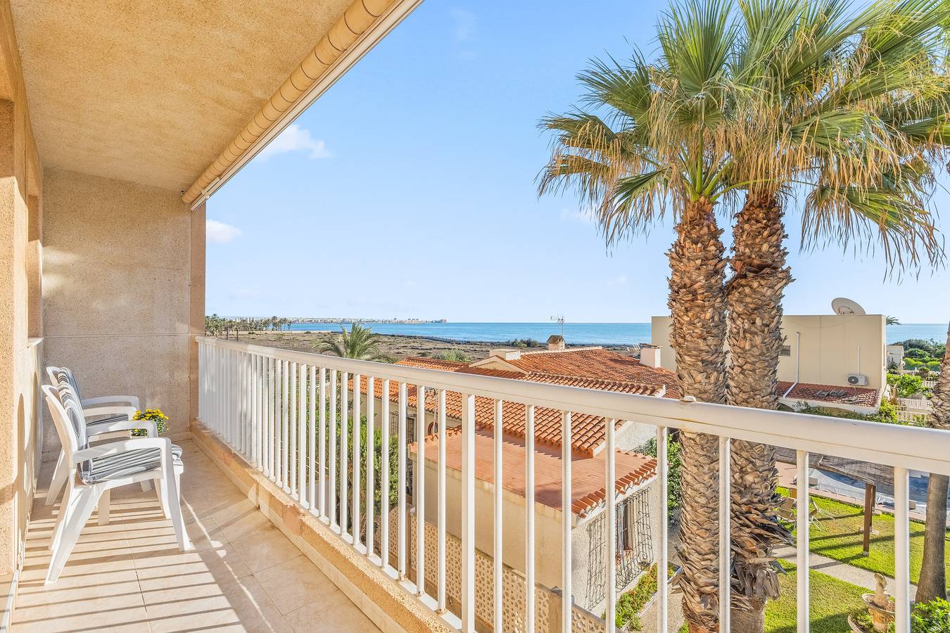 Apartamento entero, Apartamento 'Pleamar 23' con vistas al mar, Wi-Fi y aire acondicionado in Punta Prima (Alicante), Torrevieja