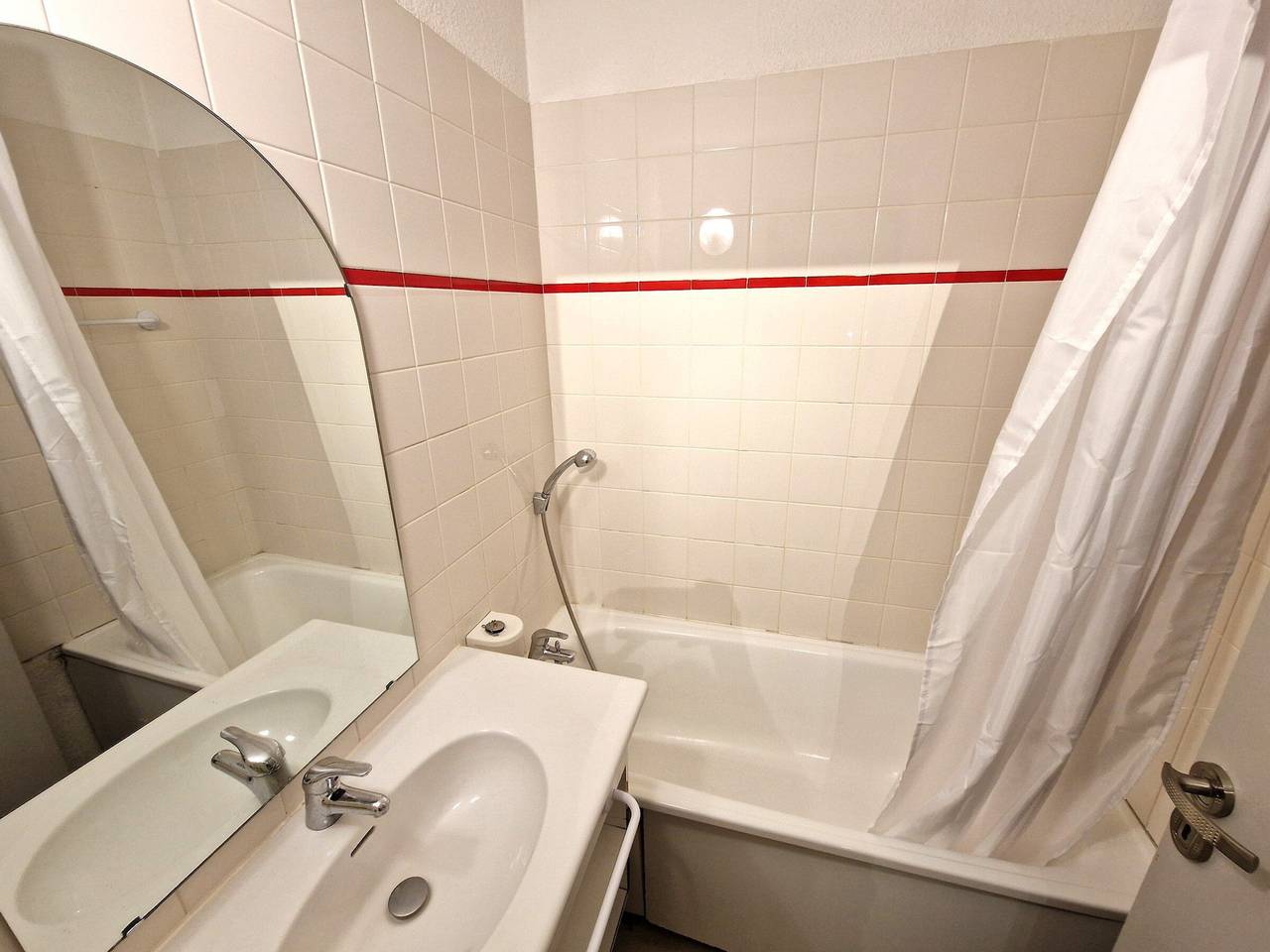 Apartamento entero, Apartamento de 2 habitaciones + cabina para 4/6 personas en el corazón de la estación con Wifi in Valfréjus, Modane