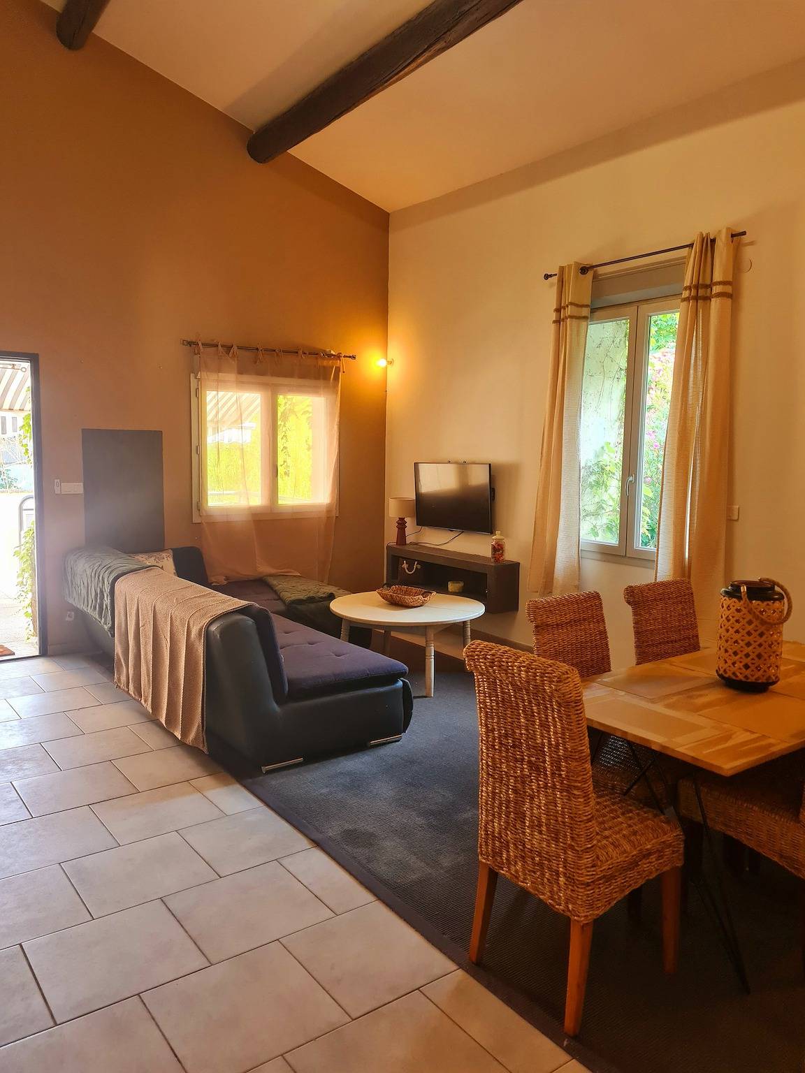 Gîte Authentique avec Terrasse et Jardin Privatif en Languedoc in Bernis, Côte méditerranéenne (France)