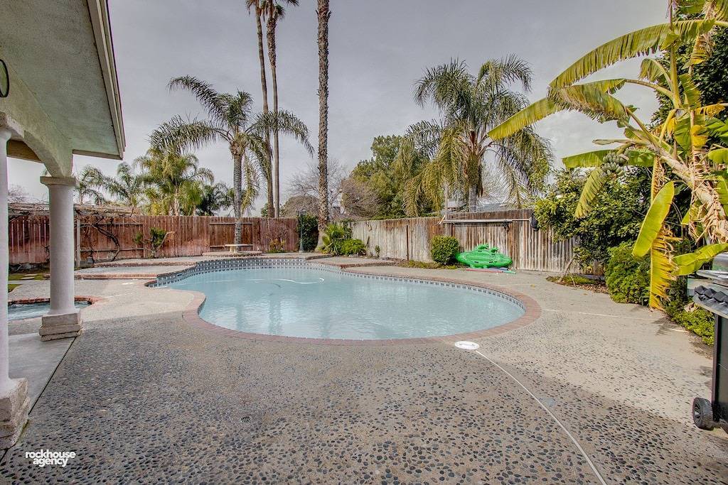 Cosy Hygge Home 3 Schlafzimmer, 2 Bäder mit Pool und 2 Kingsize-Betten in Bakersfield, Kern County