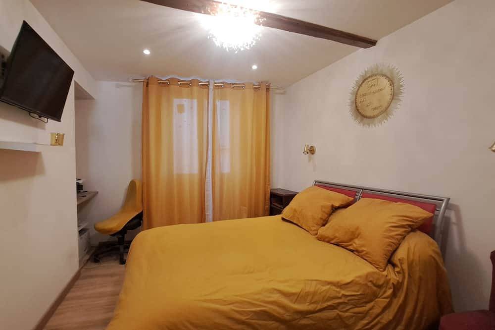 Village house at the foot of the cliffs in Orpierre, Gap und Umgebung