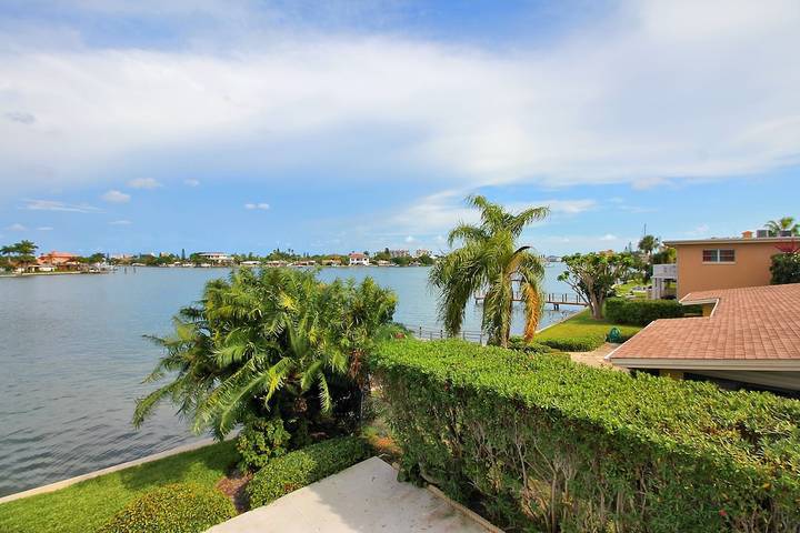 Vacation rental for 4 people, with balcony and pool in Treasure Island