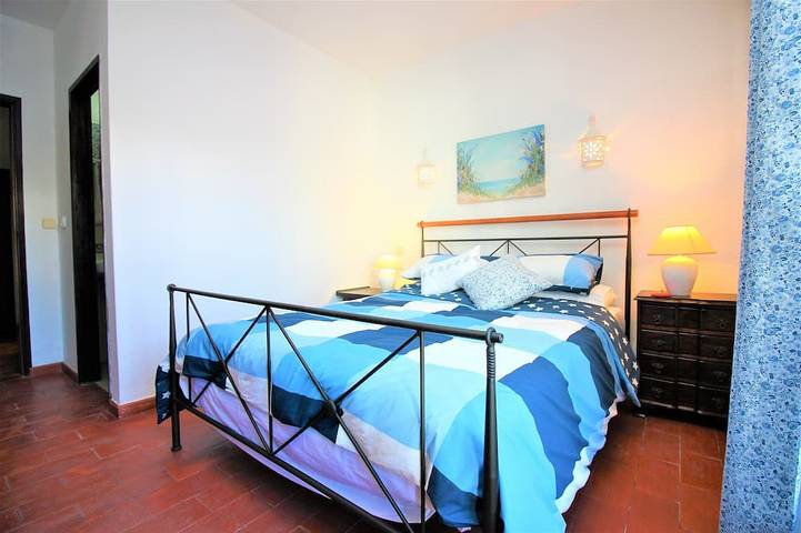 Ganze Wohnung, Schöne Wohnung mit drei Betten im Erdgeschoss Ideal für einen Familienurlaub in Alporchinhos (Atlantikküste), Porches