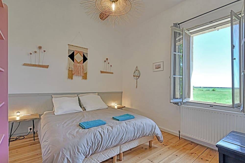 La Maison des Vendangeurs***, Gîte with swimming pool and bicycles in Beaucaire, Nimes region
