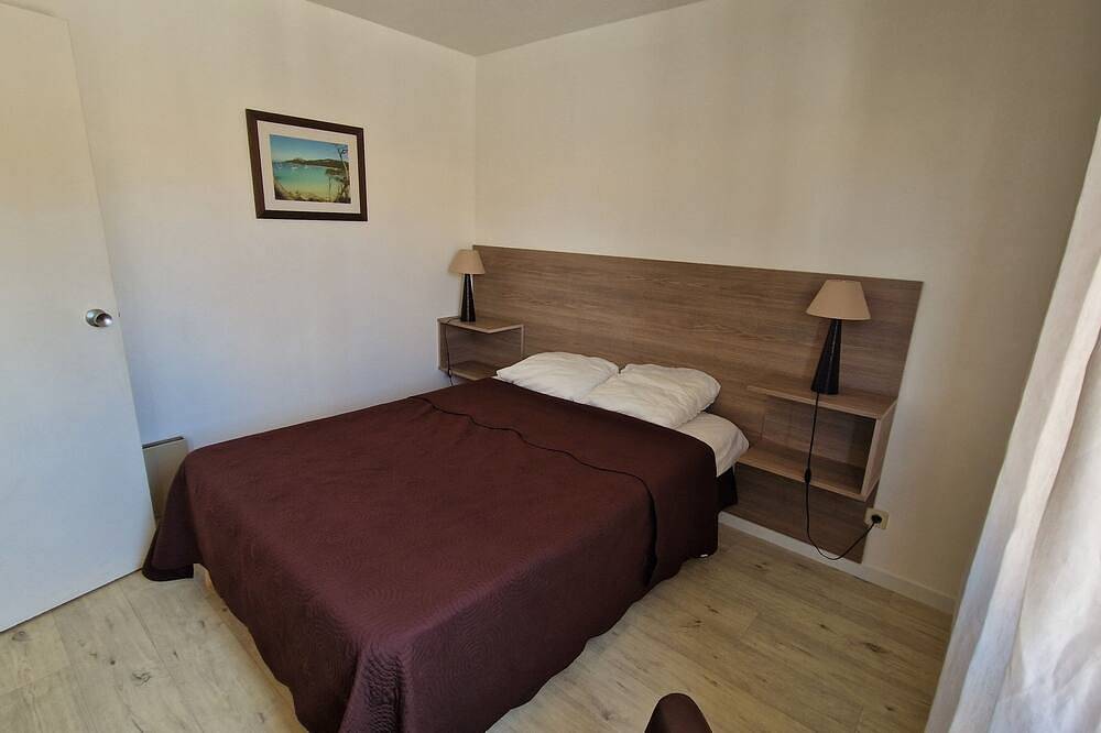 Appartement entier, Proche de la plage à pied Appartement T2 climatisé au Pradet- Piscine, tennis in Le Pradet, Côte méditerranéenne (France)