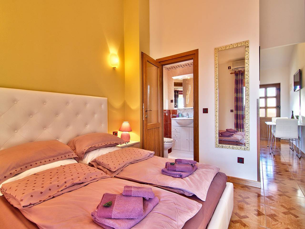 Entire apartment, Studio perfect for couples in peaceful area of Rovinj, just 10 minutes walk from old town in Rovinj, Rovinj region