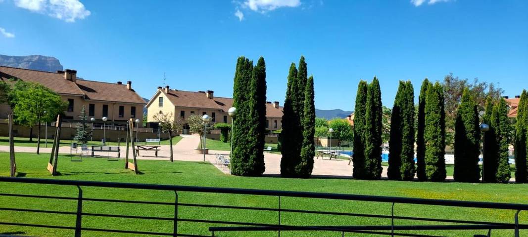 Apartamento para 4 personas, con vistas y jardín además de piscina y balcón en Jaca