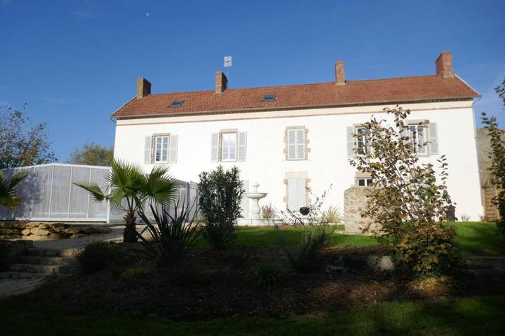 Location de vacances pour 21 personnes, avec Jacuzzi et Terrasse ainsi que Jardin et Piscine à Bournezeau