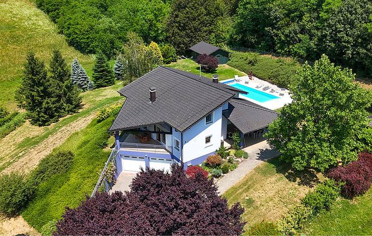 Ferienhaus für 10 Personen, mit Pool und Ausblick sowie Terrasse und Garten