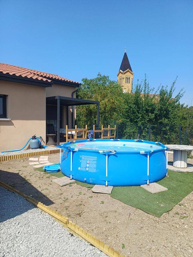 Location de vacances pour 8 personnes, avec vue et jardin ainsi que piscine et terrasse à Bully