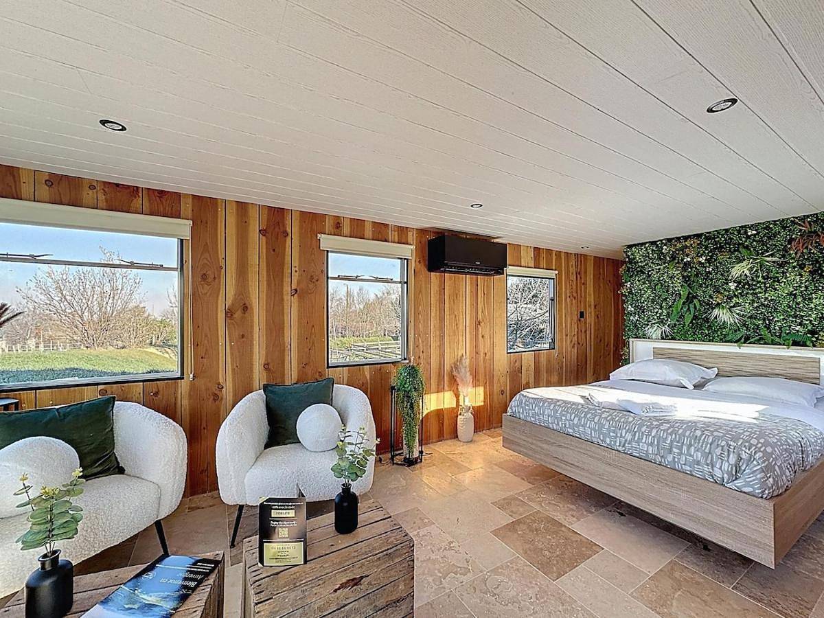 Appartement entier, Unique Cabane 4 spa Centre Équestre & Snack in Vic-le-Comte, Parc Naturel Régional Livradois-Forez