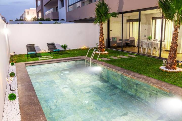 Appartement de vacances pour 4 personnes, avec piscine et vue ainsi que bassin pour enfant et jardin