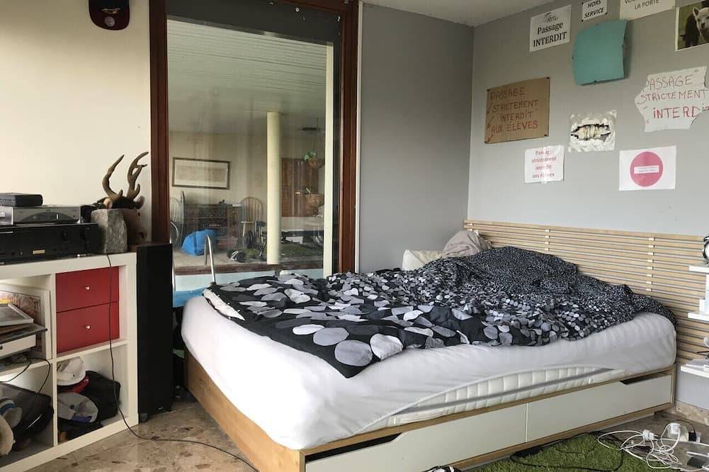 Maison de vacances, 5 chambres, piscine, jardin paysagé in Durtol, Parc naturel régional des Volcans d'Auvergne