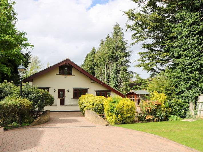 Log cabin for 13 people, with garden in Berkshire