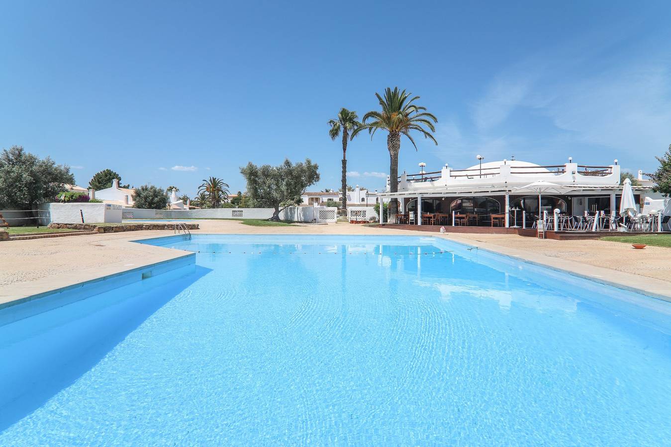 Vakantiehuis Casa 012 met Wi-Fi, Balkon, Tuin & Zwembad in Vilamoura, Quarteira