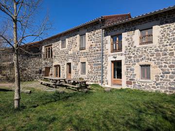 Gîte pour 15 personnes, avec jardin, animaux acceptés à Arlempdes
