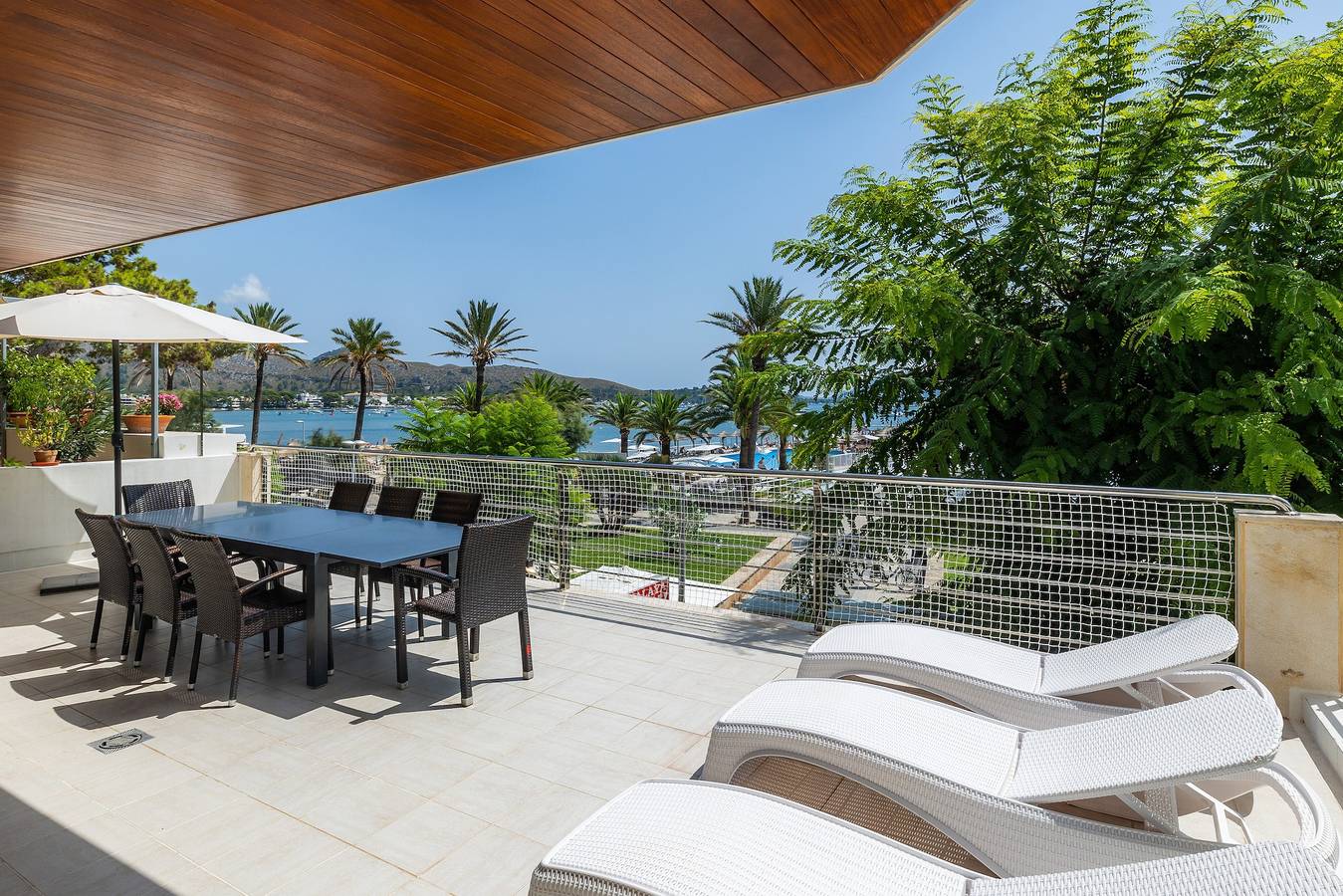 Entire apartment, Holiday Apartment Olympo with Sea View, Mountain View, Wi-Fi & Terraces; Street Parking Available in Port de Pollença, Pollença