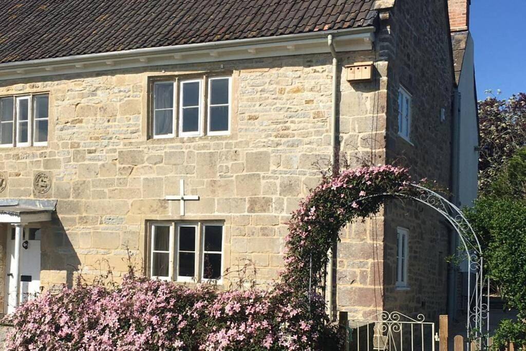 16 Century Farmhouse Cottage, foothills of iconic Glastonbury Tor. in Glastonbury, Somerset