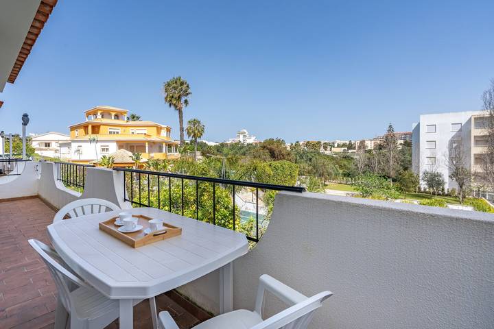 Entire apartment, Apartment 'Casa Doce' with Shared Pool, Wi-Fi and Air Conditioning in Alvor, Faro District