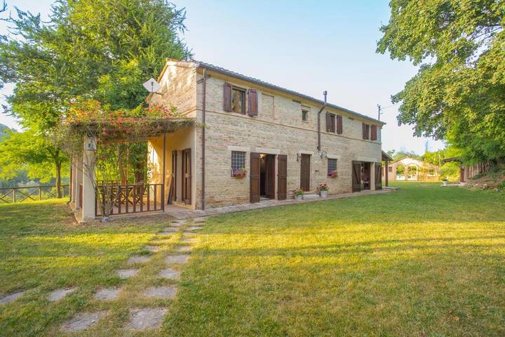 Ferienhaus für 9 Personen, mit Balkon und Whirlpool sowie Terrasse und Garten in Mondavio