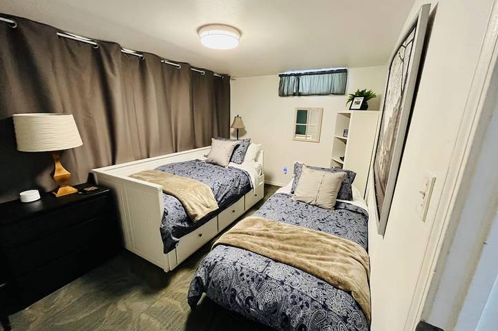 Entire apartment, Large Modern 2 Bedroom near Ocean, Airport, and Seattle with private garage in Burien, King County