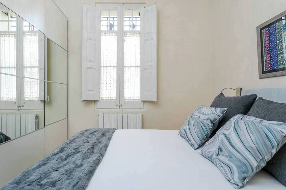 Encantadora e histórica casa de 3 dormitorios completamente renovada y diseñada para una estancia agradable y cómoda en Barcelona. in Cornellá de Llobregat, Bajo Llobregat