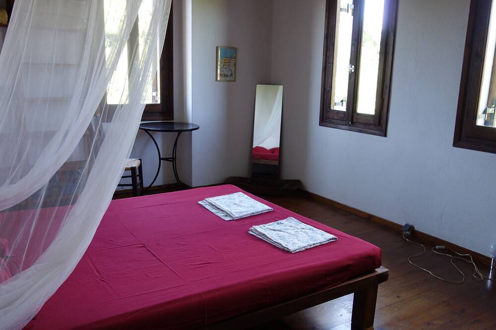 Liefdevol gebouwd stenen huis boven Potistika in Pilion