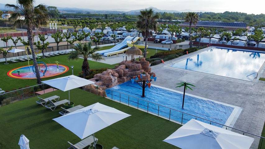 Vakantiepark voor 6 personen, with Terras and Kinderzwembad as well as Zwembad in Noord-Spanje