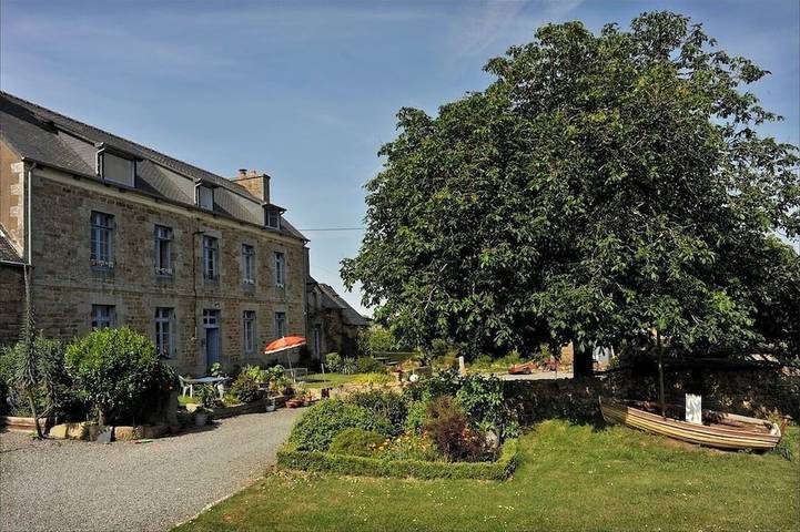 Location de vacances pour 6 personnes, avec piscine et jardin ainsi que terrasse et sauna, animaux acceptés à Prat - 3