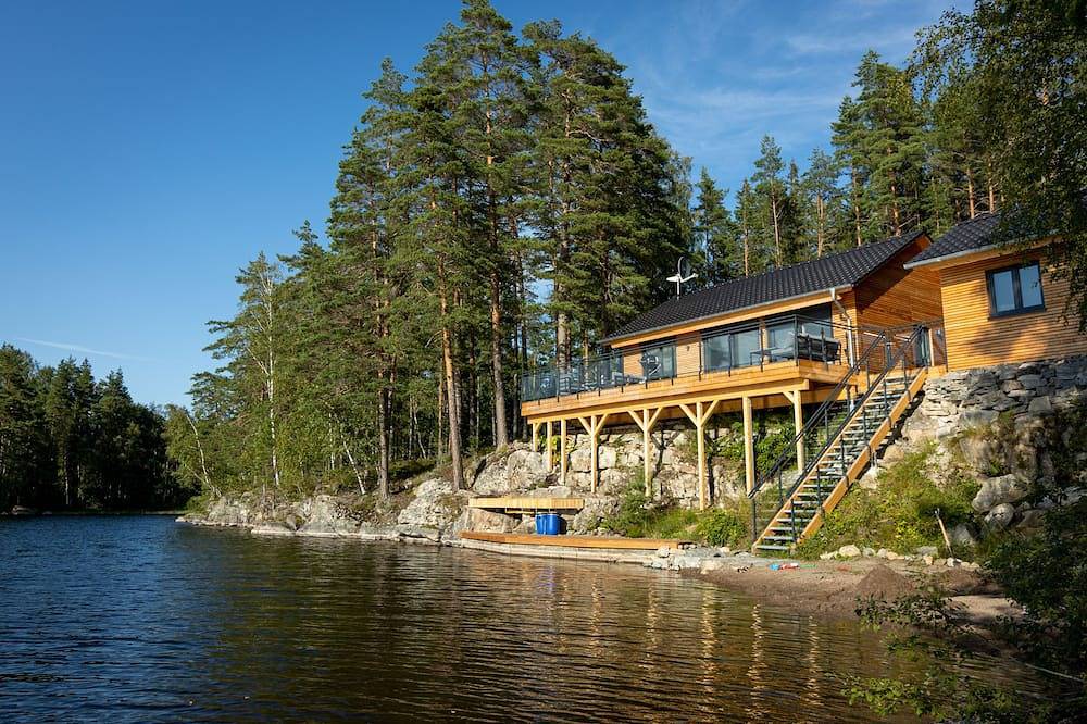 Exclusive and modern holiday home \"Lilla älg\" right on the lake 365 days a year! in Värmland