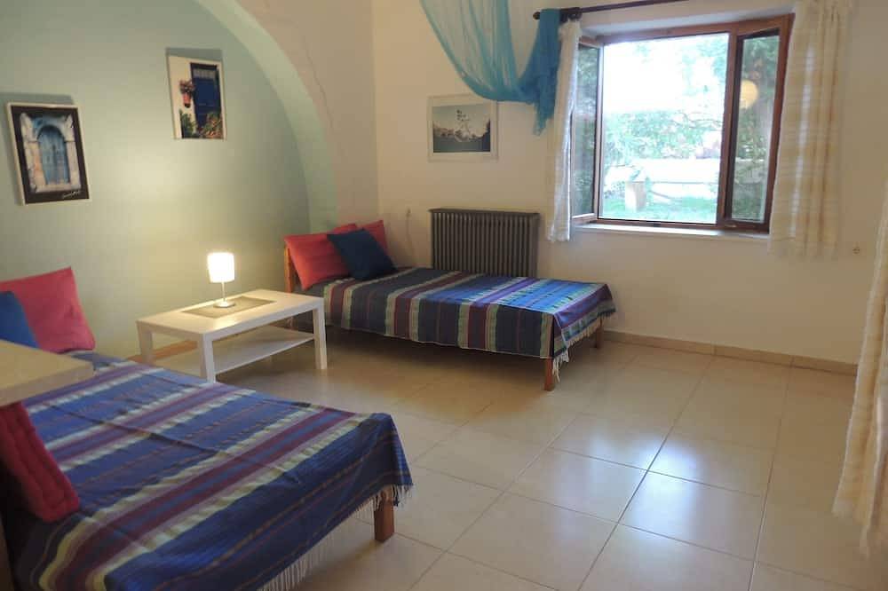 Petite maison de campagne avec jardin et tonnelle à côté de 2 magnifiques plages in Pitsidia, Région d'Iraklio-Héraklion