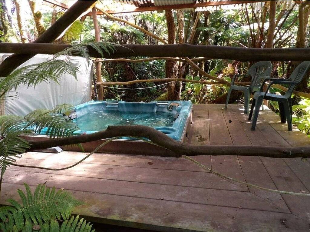 Peaceful Volcano lodge with a hot tub in Mauna Loa Estates, Volcano