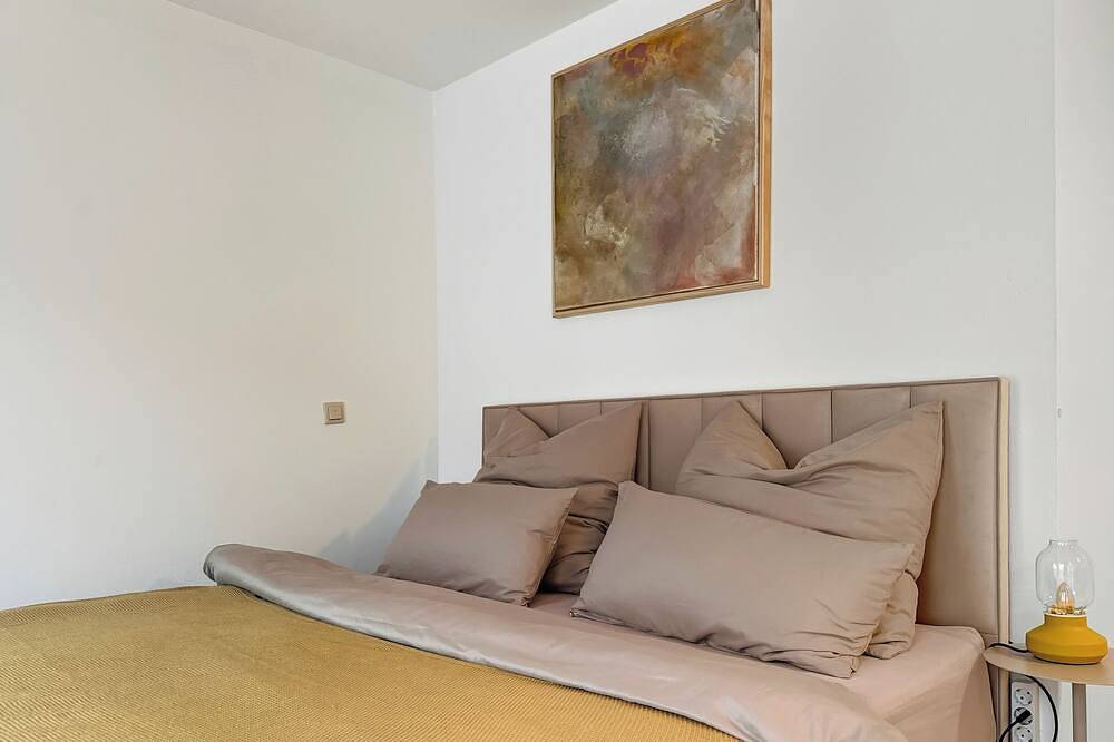 Ganze Wohnung, Nahe Weinberge & Uniklinik: Cozy Kingsize Studio mit Aufzug  & Tiefgarage in Würzburg, Fränkisches Weinland