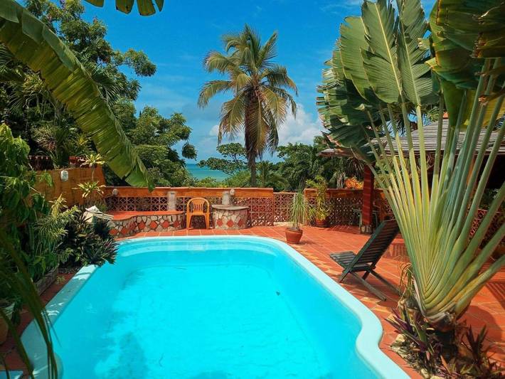 Casas e apartamentos de temporada para 2 pessoas, com piscina e jardim e ainda terraço em Conde (PB)