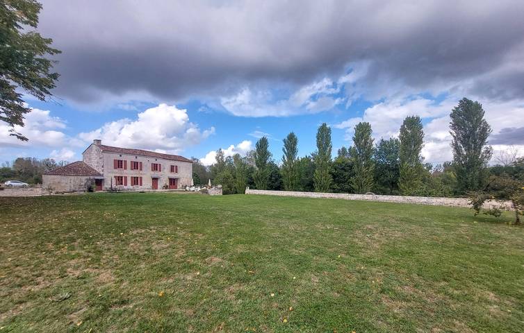 Acogedor apartamento con piscina, jardín y wifi cerca del río Charente in Les Gonds, Saintes region