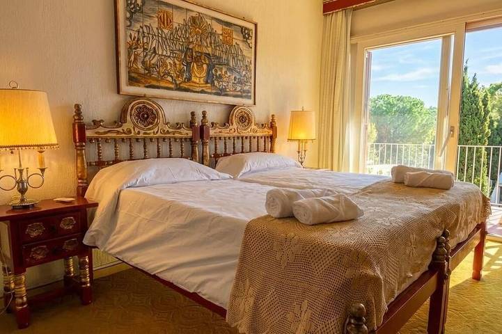 15 min. drive from Sitges Villa El Ranch 10 min. walk to the beach Jacuzzi 11P in el Balmí Gran (Sitges), Sitges