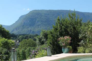 Gîte pour 5 personnes, avec terrasse ainsi que piscine et sauna, animaux acceptés dans l' Ain