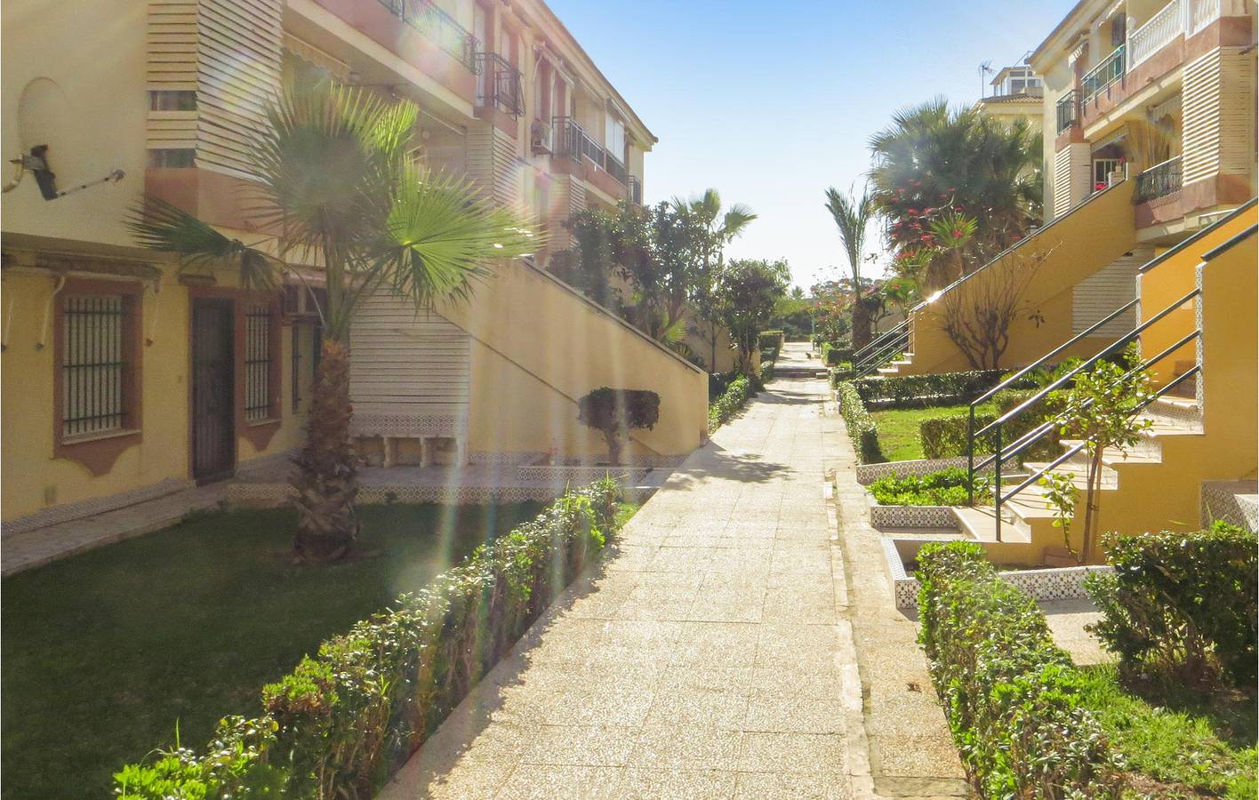 Apartamento vacacional entero, Acogedor Apartamento con Terraza Cerca de Playa de Los Naufragos in Mar Azul Torrevieja, Torrevieja