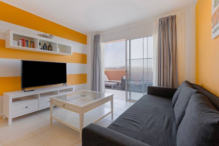 Apartamento inteiro, Férias 'Home Sweet Home with Ocean View' com vista para o mar, piscina partilhada e acesso Wi-Fi in Playa de la Barca, Pájara