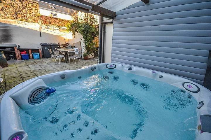 Cottage for 12 people, with hot tub and garden on the Isle of Anglesey