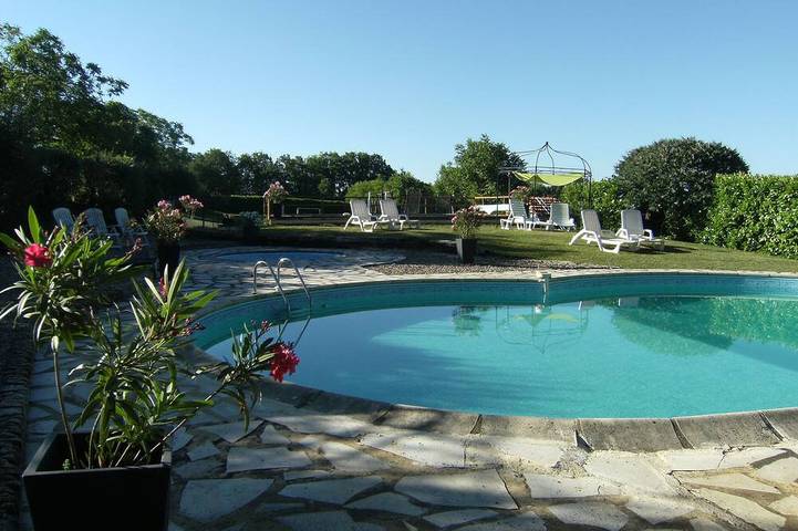 Location de vacances pour 6 personnes, avec piscine et jardin à Nadaillac-de-Rouge