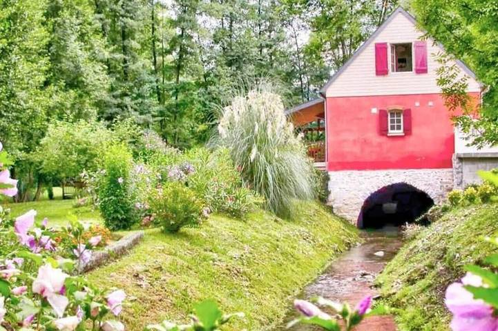 Gîte pour 5 personnes, avec Jardin à Eysus