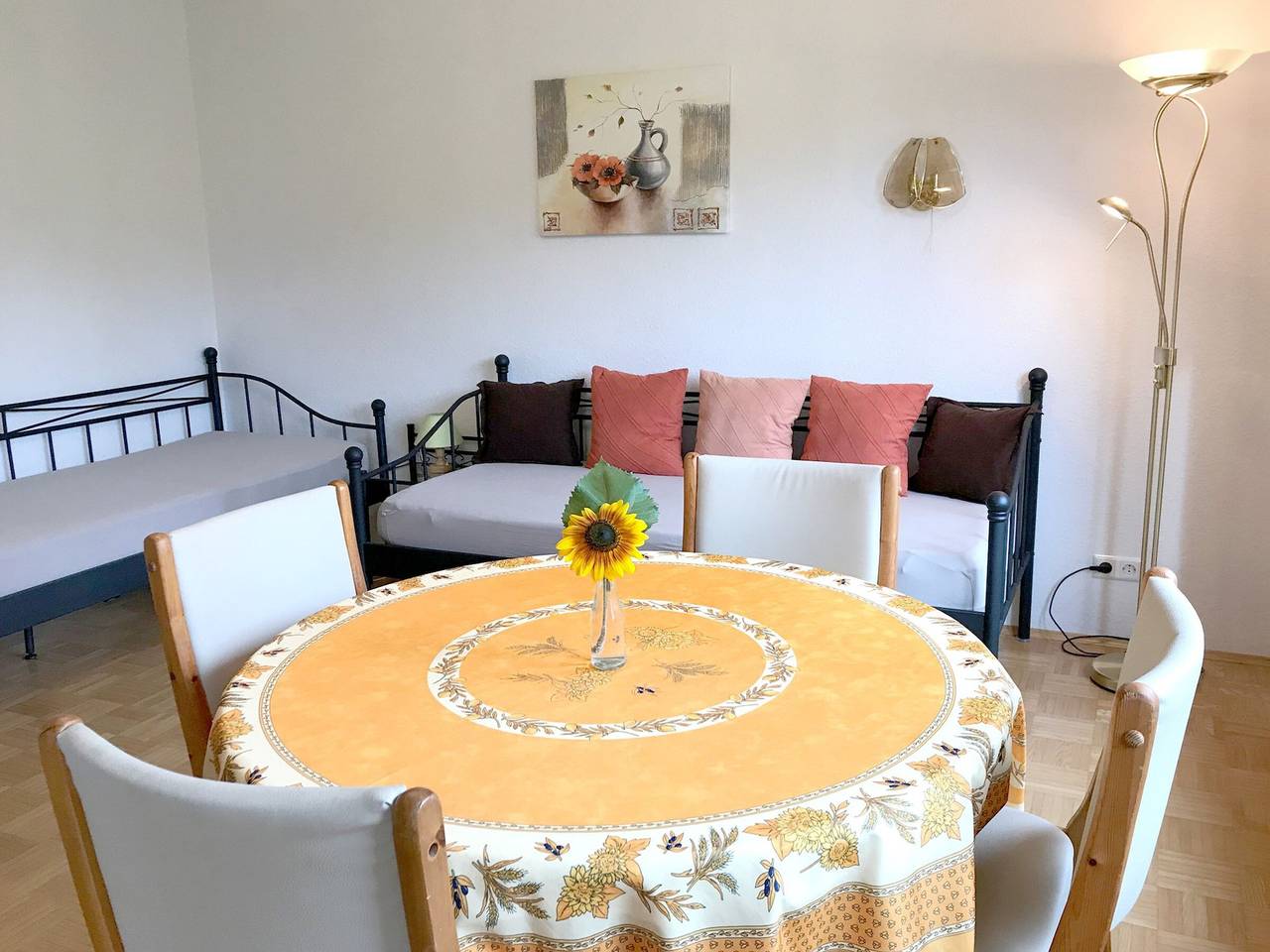 Ganze Wohnung, Ferienwohnung 'Im Erdgeschoss' mit Privatterrasse, Gemeinschaftsgarten und Wi-Fi in Tettnang, Region Bodensee-Oberschwaben