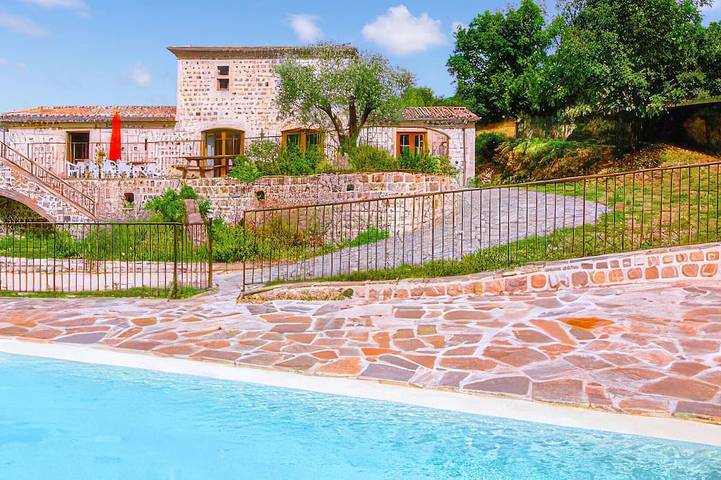 Location de vacances pour 8 personnes, avec terrasse, animaux acceptés à Saint-Cirgues-de-Prades