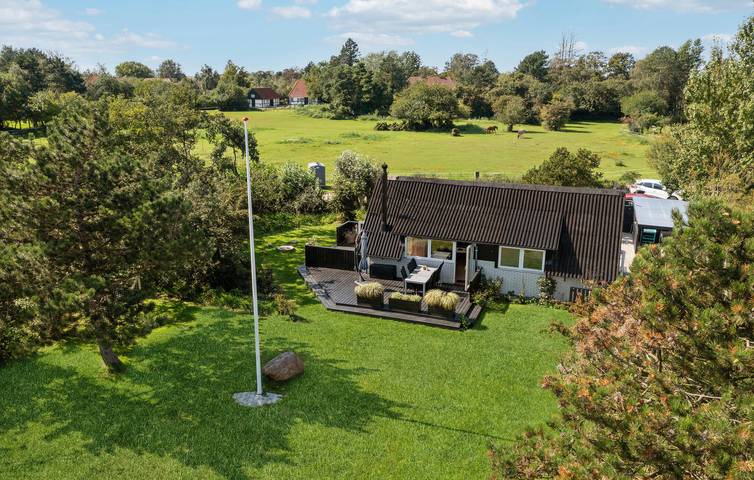 Ferieudlejning for 6 personer, med Terrasse og Have i Reersø