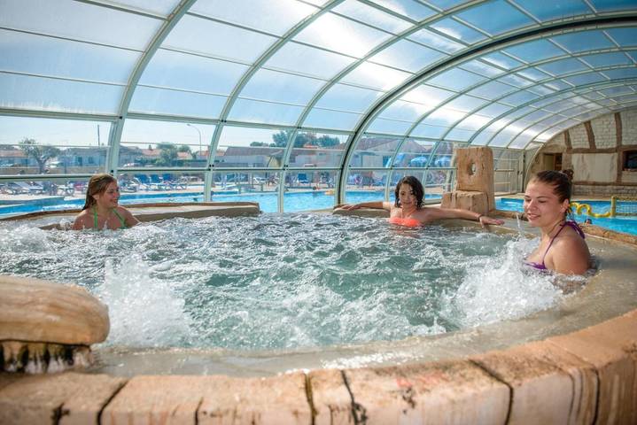 Location de vacances pour 10 personnes, avec jardin et piscine ainsi que terrasse et bassin pour enfant à Givrand - 4