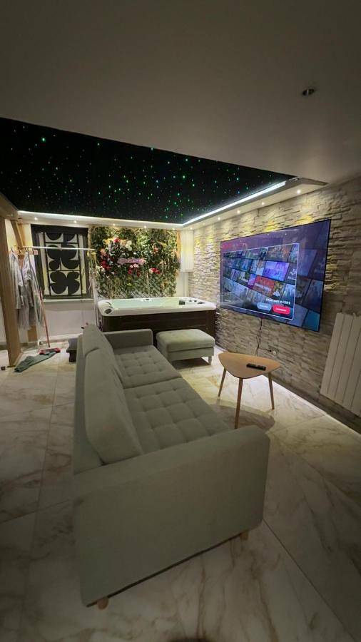 Appartement de vacances pour 7 personnes, avec Balcon et Jacuzzi ainsi que Terrasse et Piscine
