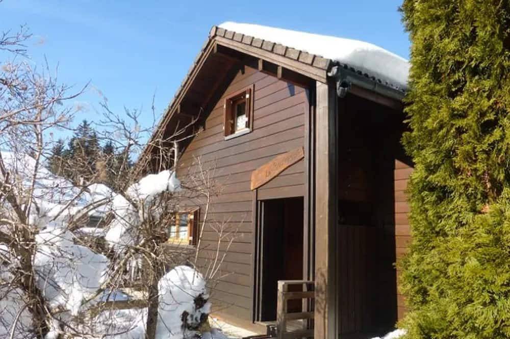 Chalet '6p Comfort - Le Bouvreuil' with Mountain View, Private Terrace & Wi-Fi in Verchaix, Bonneville region