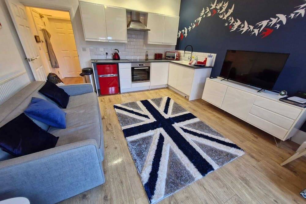 Entire apartment, By The Bay Apartment - Mins to Beaches , Margate Old Town & Private Parking in Botany Bay, Kent