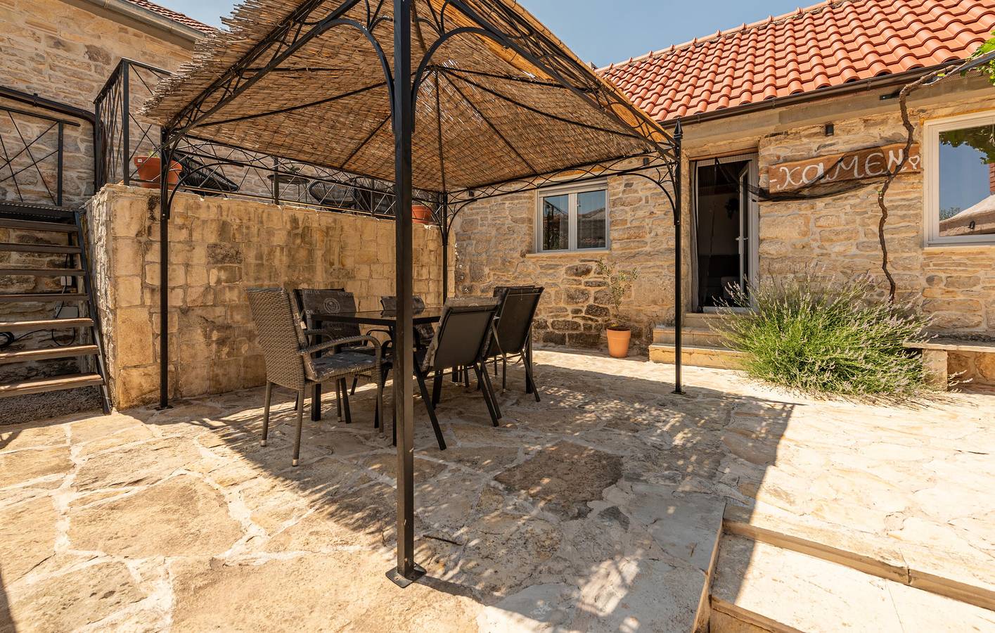 Geräumige 2-Zimmer-Wohnung mit Pool, WLAN und Terrasse in Grad Benkovac, Zadar